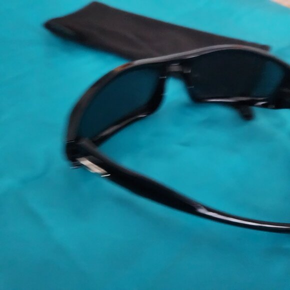 Oakley - Picture 2 of 11